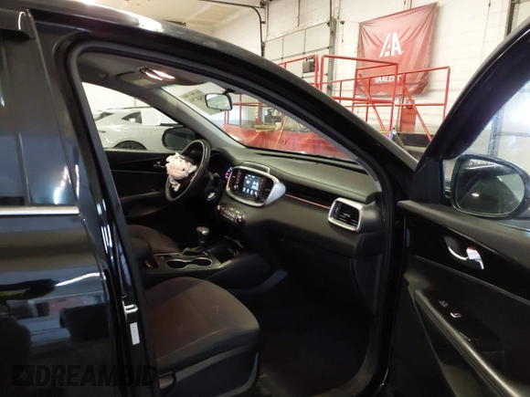 2019 Kia Sorento LX with VIN 5XYPG4A30KG513370, listed as a IAAI auction lot 41548759 with 81,429 mi miles. Bid and sale history available at carsss.com. Image 5.