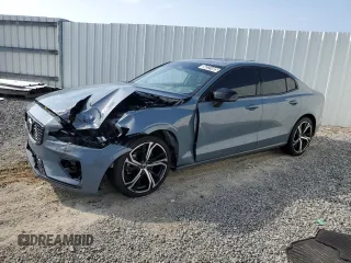 2024 Volvo S60 Core Dark Theme z VIN 7JRL12TK4RG323010, wystawiony jako Copart lot #56231605 z przebiegiem 17 354 mil mil oraz Czysty tytuł • Clean title. Historia ofert i sprzedaży dostępna na DreamBid. Obrazek 1.