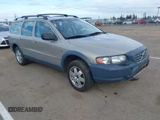 2001 Volvo V70 with VIN YV1SZ58D611007219, listed as a IAAI auction lot 41878031 with 178,980 mi miles. Bid and sale history available at carsss.com. Image 1.