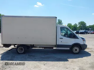 2018 Ford Transit z VIN 1FDBF8ZM8JKA99681, wystawiony jako IAAI lot #42656275 z przebiegiem 65 897 mil mil oraz . Historia ofert i sprzedaży dostępna na DreamBid. Obrazek 13.