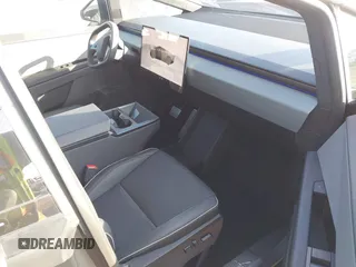 2024 Tesla Cybertruck с VIN 7G2CEHEDXRA050258, выставлен на аукционе IAAI как лот 41200586 с пробегом 495 миль миль и . История ставок и продаж доступна на DreamBid. Изображение 5.