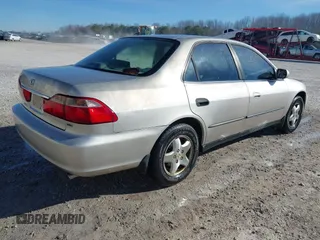 1998 Honda Accord LX z VIN 1HGCG1648WA069919, wystawiony jako IAAI lot #41685395 z przebiegiem 210 163 mil mil oraz . Historia ofert i sprzedaży dostępna na DreamBid. Obrazek 4.