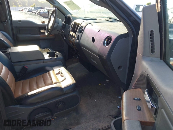2005 Ford F-150 XLT z VIN 1FTPW12565KB99210, wystawiony jako IAAI lot #42177600 z przebiegiem 95 065 mil mil oraz . Historia ofert i sprzedaży dostępna na DreamBid. Obrazek 5.