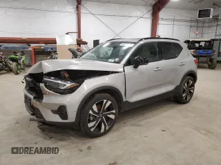 2024 Volvo XC40 Ultimate Dark Theme z VIN YV4L12UM4R2213891, wystawiony jako Copart lot #85272044 z przebiegiem Nie podano mil oraz Nie do naprawy • Non repairable. Historia ofert i sprzedaży dostępna na DreamBid. Obrazek 1.