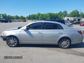 2008 Toyota Avalon XL z VIN 4T1BK36B28U255522, wystawiony jako IAAI lot #42143848 z przebiegiem 240 777 mil mil oraz . Historia ofert i sprzedaży dostępna na DreamBid. Obrazek 15.