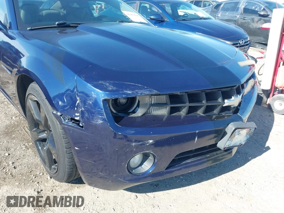 2011 Chevrolet Camaro 1LT z VIN 2G1FB1ED0B9124065, wystawiony jako IAAI lot #42203698 z przebiegiem 190 555 mil mil oraz . Historia ofert i sprzedaży dostępna na DreamBid. Obrazek 6.
