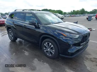 2022 Toyota Highlander XLE with VIN 5TDHZRBHXNS233906, listed as a IAAI auction lot 42512221 with 30,162 mi miles and . Bid and sale history available at DreamBid. Image 1.