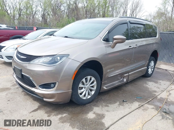 2017 Chrysler Pacifica Touring L with VIN 2C4RC1BG9HR831786, listed as a IAAI auction lot 41928645 with 37,811 mi miles and . Bid and sale history available at DreamBid. Image 17.