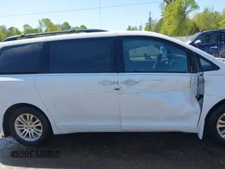 2014 Toyota Sienna XLE z VIN 5TDYK3DC7ES431782, wystawiony jako IAAI lot #41975182 z przebiegiem 191 870 mil mil oraz . Historia ofert i sprzedaży dostępna na DreamBid. Obrazek 14.