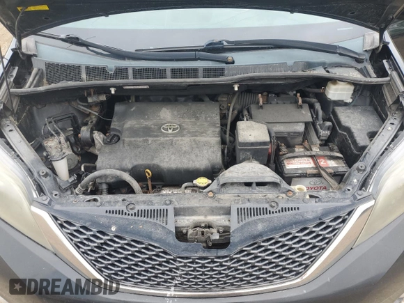2012 Toyota Sienna SE z VIN 5TDXK3DC4CS200976, wystawiony jako Copart lot #60603595 z przebiegiem 264 300 mil mil oraz Czysty tytuł • Clean title. Historia ofert i sprzedaży dostępna na DreamBid. Obrazek 12.