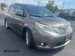 2015 Toyota Sienna XLE z VIN 5TDYK3DC5FS567460, wystawiony jako Copart lot #63311295 z przebiegiem 296 433 mil mil oraz Czysty tytuł • Clean title. Historia ofert i sprzedaży dostępna na DreamBid. Obrazek 1.