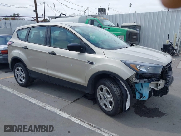 2018 Ford Escape S z VIN 1FMCU0F76JUA99595, wystawiony jako IAAI lot #42369434 z przebiegiem 19 207 mil mil oraz . Historia ofert i sprzedaży dostępna na DreamBid. Obrazek 1.