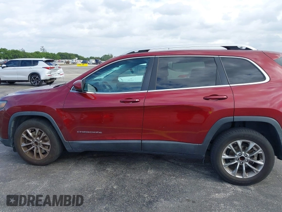 2019 Jeep Cherokee Latitude Plus with VIN 1C4PJLLB2KD331586, listed as a IAAI auction lot 41913175 with 92,563 mi miles. Bid and sale history available at carsss.com. Image 14.