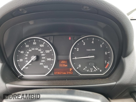 2013 BMW 1 Series 128i z VIN WBAUL7C56DVM83718, wystawiony jako Copart lot #52957614 z przebiegiem 73 621 mil mil oraz Czysty tytuł • Clean title. Historia ofert i sprzedaży dostępna na DreamBid. Obrazek 9.