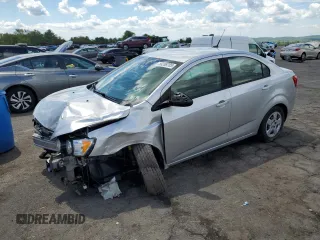 2013 Chevrolet Sonic LS z VIN 1G1JA5SG6D4196039, wystawiony jako Copart lot #56288705 z przebiegiem 125 027 mil mil oraz Szkoda całkowita • Salvage title. Historia ofert i sprzedaży dostępna na DreamBid. Obrazek 1.