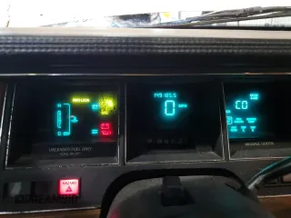 1994 Lincoln Town Car Signature z VIN 1LNLM82W7RY781174, wystawiony jako Copart lot #69642754 z przebiegiem 149 185 mil mil oraz Szkody całkowita. Historia ofert i sprzedaży dostępna na DreamBid. Obrazek 9.