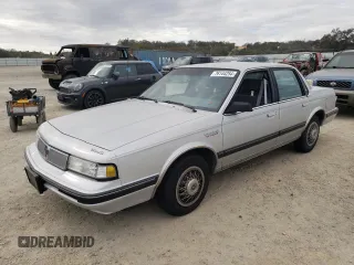 1992 Oldsmobile Cutlass z VIN 1G3AL54N7N6363365, wystawiony jako Copart lot #76144254 z przebiegiem 52 896 mil mil oraz Tytuł czysty. Historia ofert i sprzedaży dostępna na DreamBid. Obrazek 1.
