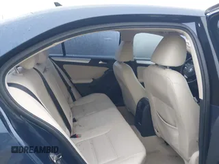 2013 Volkswagen Jetta SE z VIN 3VWDX7AJ3DM267839, wystawiony jako IAAI lot #41157583 z przebiegiem 61 643 mil mil oraz . Historia ofert i sprzedaży dostępna na DreamBid. Obrazek 8.
