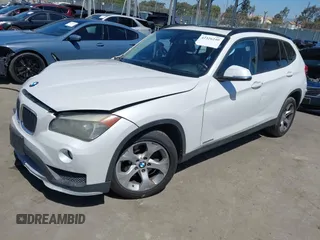 2015 BMW X1 sDrive28i z VIN WBAVM1C5XFV315999, wystawiony jako IAAI lot #42326240 z przebiegiem 120 961 mil mil oraz . Historia ofert i sprzedaży dostępna na DreamBid. Obrazek 2.