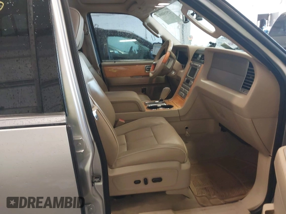 2007 Lincoln Navigator z VIN 5LMFU28547LJ18998, wystawiony jako IAAI lot #42515060 z przebiegiem 209 814 mil mil oraz . Historia ofert i sprzedaży dostępna na DreamBid. Obrazek 5.
