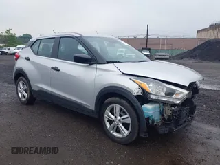 2020 Nissan Kicks S z VIN 3N1CP5BV4LL539665, wystawiony jako IAAI lot #42274217 z przebiegiem 81 952 mil mil oraz . Historia ofert i sprzedaży dostępna na DreamBid. Obrazek 1.