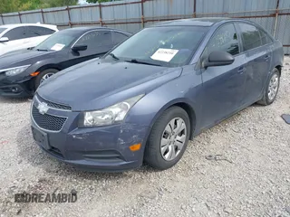 2014 Chevrolet Cruze LS z VIN 1G1PA5SH1E7425780, wystawiony jako IAAI lot #42238210 z przebiegiem 156 546 mil mil oraz . Historia ofert i sprzedaży dostępna na DreamBid. Obrazek 2.
