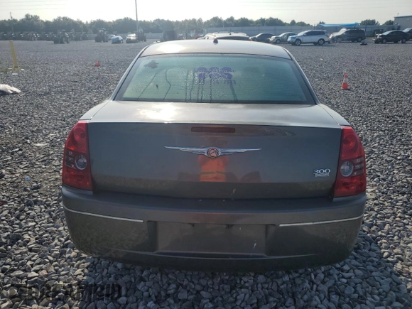 2008 Chrysler 300 Touring z VIN 2C3KA53G38H142026, wystawiony jako Copart lot #56318035 z przebiegiem 168 067 mil mil oraz Szkoda całkowita • Salvage title. Historia ofert i sprzedaży dostępna na DreamBid. Obrazek 6.