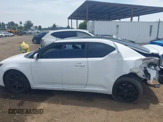 2011 Scion tC z VIN JTKJF5C74B3007388, wystawiony jako IAAI lot #42149607 z przebiegiem 120 694 mil mil oraz . Historia ofert i sprzedaży dostępna na DreamBid. Obrazek 14.