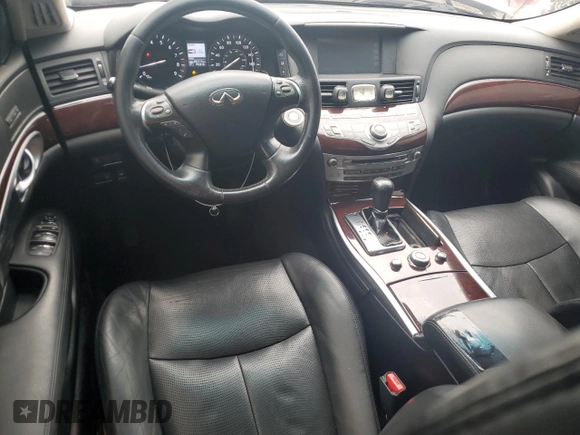 2015 Infiniti Q70 z VIN JN1BY1AR1FM561445, wystawiony jako Copart lot #58377655 z przebiegiem 202 174 mil mil oraz Szkoda całkowita • Salvage title. Historia ofert i sprzedaży dostępna na DreamBid. Obrazek 8.