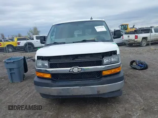 2018 Chevrolet Express Passenger LT z VIN 1GAZGPFG0J1329933, wystawiony jako IAAI lot #42116300 z przebiegiem 114 269 mil mil oraz . Historia ofert i sprzedaży dostępna na DreamBid. Obrazek 12.