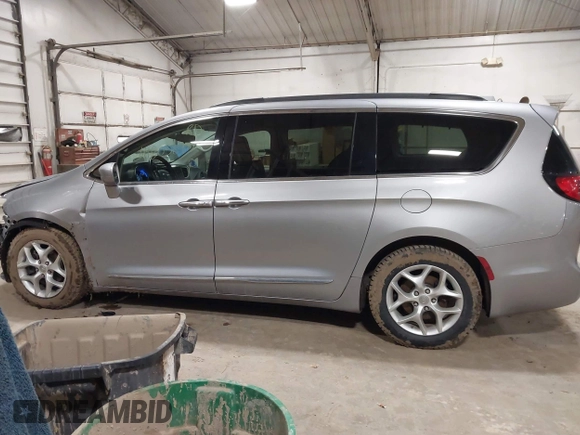 2017 Chrysler Pacifica Touring L with VIN 2C4RC1BG7HR831320, listed as a IAAI auction lot 41805697 with 137,743 mi miles and . Bid and sale history available at DreamBid. Image 14.