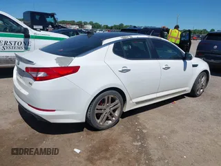 2013 Kia Optima SX z VIN 5XXGR4A67DG190723, wystawiony jako IAAI lot #42305393 z przebiegiem 139 668 mil mil oraz . Historia ofert i sprzedaży dostępna na DreamBid. Obrazek 4.