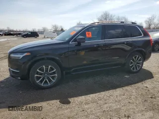 2018 Volvo XC90 Momentum z VIN YV4A22PK3J1348885, wystawiony jako Copart lot #51233675 z przebiegiem 113 327 mil mil oraz Tytuł czysty. Historia ofert i sprzedaży dostępna na DreamBid. Obrazek 1.