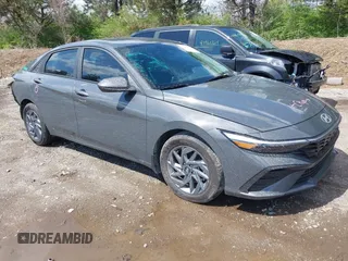 2024 Hyundai Elantra SEL z VIN KMHLM4DG0RU837607, wystawiony jako IAAI lot #41984802 z przebiegiem 2 016 mil mil oraz . Historia ofert i sprzedaży dostępna na DreamBid. Obrazek 1.