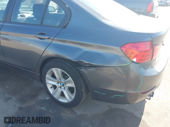 2013 BMW 3 Series 328i xDrive z VIN WBA3B5C52DF138926, wystawiony jako IAAI lot #42256316 z przebiegiem 158 240 mil mil oraz . Historia ofert i sprzedaży dostępna na DreamBid. Obrazek 6.