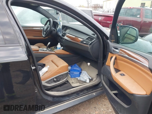 2014 BMW X6 xDrive35i z VIN 5UXFG2C56E0C45631, wystawiony jako IAAI lot #41967186 z przebiegiem 86 773 mil mil oraz . Historia ofert i sprzedaży dostępna na DreamBid. Obrazek 5.