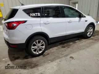 2019 Ford Escape SE z VIN 1FMCU9GD2KUC22853, wystawiony jako Copart lot #56972345 z przebiegiem 140 105 mil mil oraz Tytuł czysty. Historia ofert i sprzedaży dostępna na DreamBid. Obrazek 3.