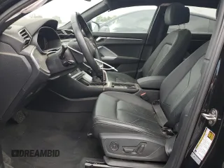 2020 Audi Q3 S line Premium z VIN WA1DECF35L1117748, wystawiony jako Copart lot #52718865 z przebiegiem 33 846 mil mil oraz Czysty tytuł • Clean title. Historia ofert i sprzedaży dostępna na DreamBid. Obrazek 7.