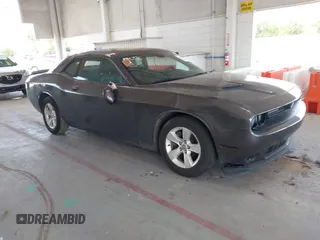 2018 Dodge Challenger SXT z VIN 2C3CDZAG5JH339596, wystawiony jako IAAI lot #42343718 z przebiegiem 62 113 mil mil oraz . Historia ofert i sprzedaży dostępna na DreamBid. Obrazek 1.