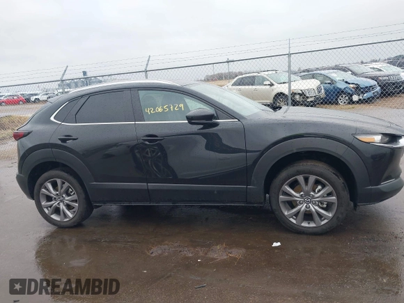 2025 Mazda CX-30 S Carbon Edition z VIN 3MVDMBCM9SM783429, wystawiony jako IAAI lot #42065729 z przebiegiem 4 940 mil mil oraz . Historia ofert i sprzedaży dostępna na DreamBid. Obrazek 13.
