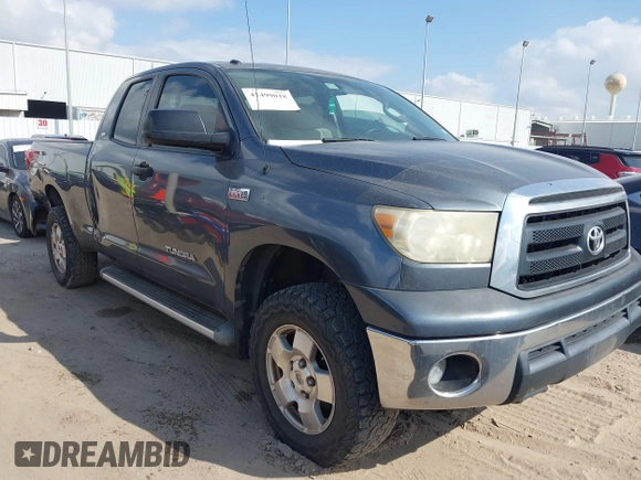 2010 Toyota Tundra z VIN 5TFUW5F13AX138105, wystawiony jako IAAI lot #41499018 z przebiegiem 295 414 mil mil oraz . Historia ofert i sprzedaży dostępna na DreamBid. Obrazek 1.
