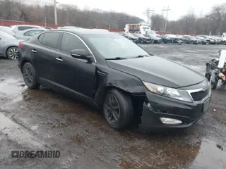2013 Kia Optima LX z VIN 5XXGM4A77DG116998, wystawiony jako IAAI lot #41510552 z przebiegiem 72 371 mil mil oraz . Historia ofert i sprzedaży dostępna na DreamBid. Obrazek 1.