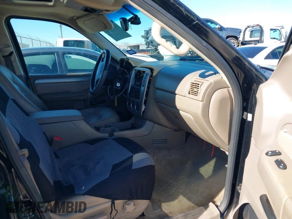 2003 Ford Explorer XLT z VIN 1FMZU73W33UC78274, wystawiony jako IAAI lot #41214346 z przebiegiem 186 562 mil mil oraz . Historia ofert i sprzedaży dostępna na DreamBid. Obrazek 5.