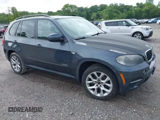 2011 BMW X5 35i z VIN 5UXZV4C57BL402606, wystawiony jako IAAI lot #42336940 z przebiegiem 163 224 mil mil oraz . Historia ofert i sprzedaży dostępna na DreamBid. Obrazek 1.