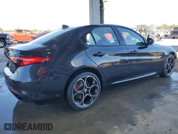 2022 Alfa Romeo Giulia Veloce with VIN ZARFAMBN1N7654274, listed as a Copart auction lot 49275785 with 9,507 mi miles and Salvage Title. Bid and sale history available at carsss.com. Image 3.