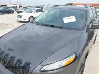 2018 Jeep Cherokee Latitude Tech Connect z VIN 1C4PJLCB1JD553079, wystawiony jako IAAI lot #42068048 z przebiegiem 90 656 mil mil oraz . Historia ofert i sprzedaży dostępna na DreamBid. Obrazek 6.