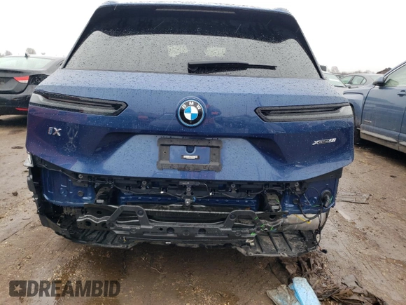 2023 BMW iX xDrive50 z VIN WB523CF04PCM84946, wystawiony jako Copart lot #47995414 z przebiegiem 6 037 mil mil oraz . Historia ofert i sprzedaży dostępna na DreamBid. Obrazek 6.