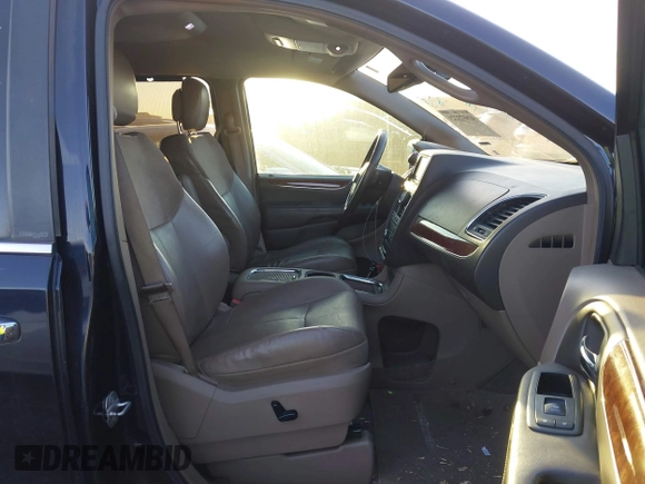 2011 Chrysler Town & Country Limited with VIN 2A4RR6DG4BR716460, listed as a IAAI auction lot 41073221 with 136,779 mi miles. Bid and sale history available at carsss.com. Image 5.