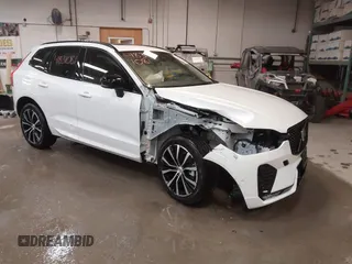 2025 Volvo XC60 Plus z VIN YV4M12RCXS1032908, wystawiony jako IAAI lot #41831081 z przebiegiem 6 931 mil mil oraz . Historia ofert i sprzedaży dostępna na DreamBid. Obrazek 1.