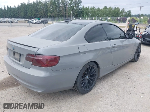 2011 BMW 3 Series 328i z VIN WBAKE5C57BE573107, wystawiony jako IAAI lot #42493695 z przebiegiem 103 608 mil mil oraz . Historia ofert i sprzedaży dostępna na DreamBid. Obrazek 4.